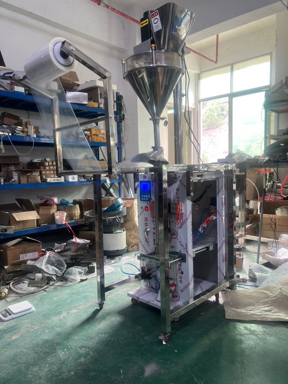 MACHINE DE DOSAGE ET REMPLISSAGE AUTOMATIQUE